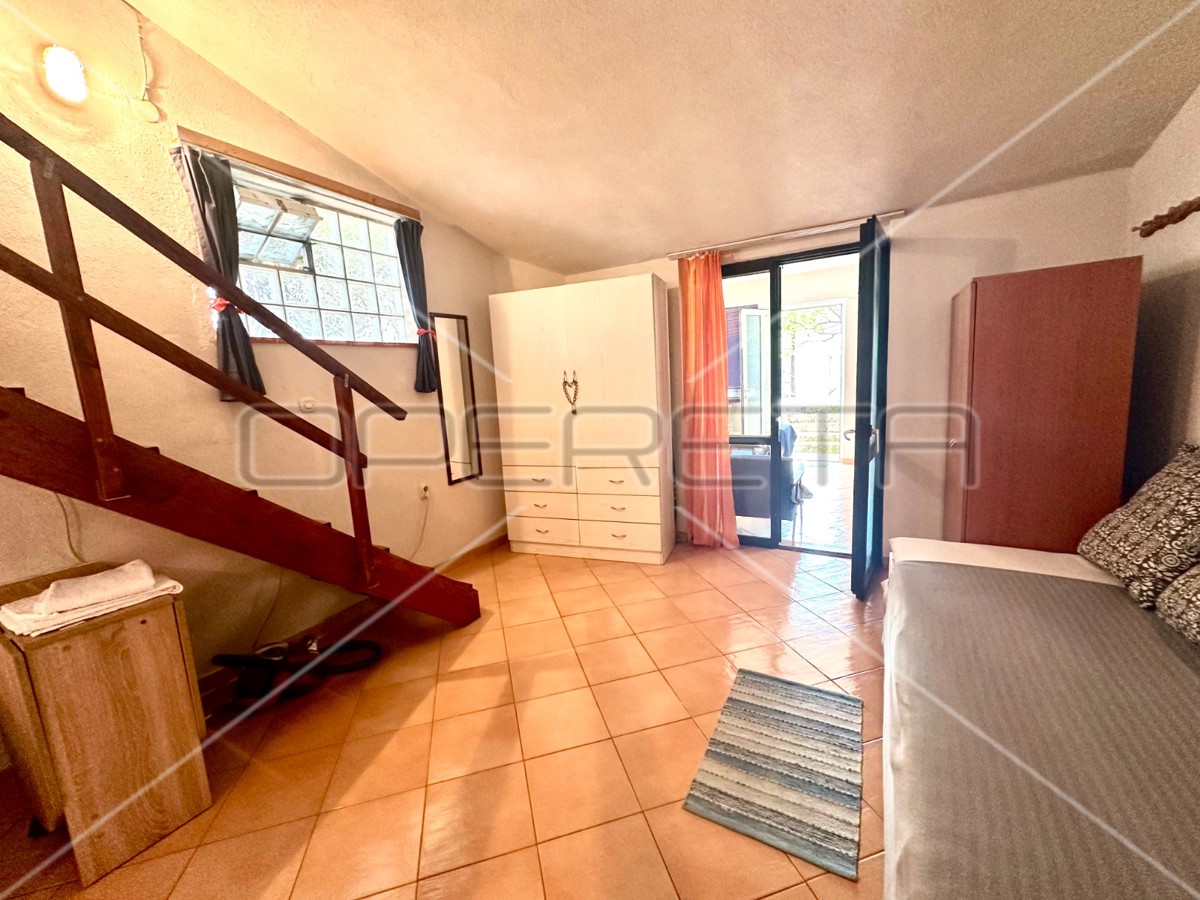 Casa con cantina e ampio cortile a Murter, 80,57 m2