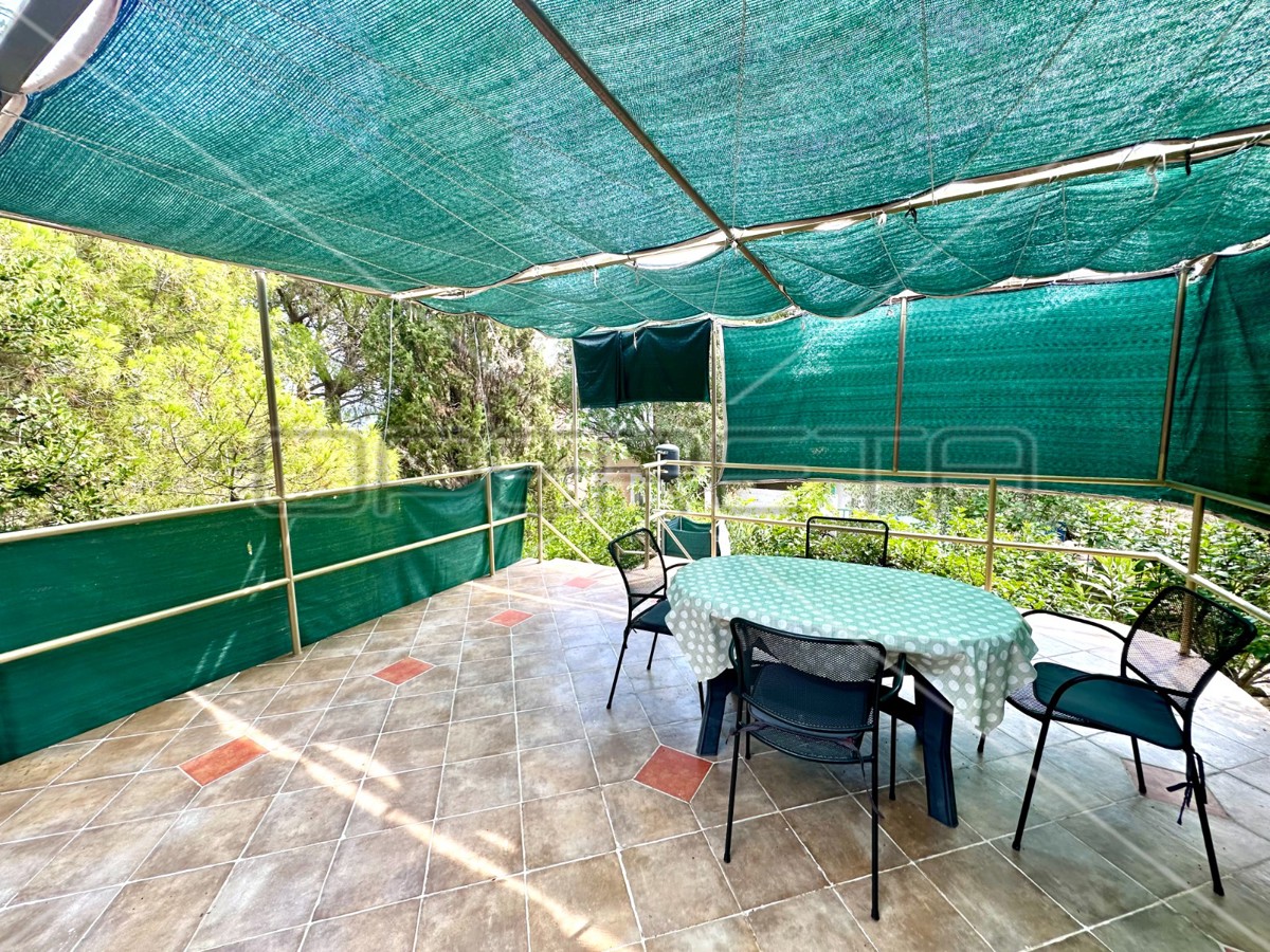 Casa con cantina e ampio cortile a Murter, 80,57 m2