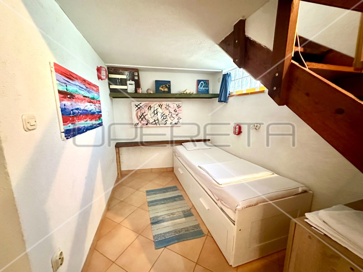 Casa con cantina e ampio cortile a Murter, 80,57 m2