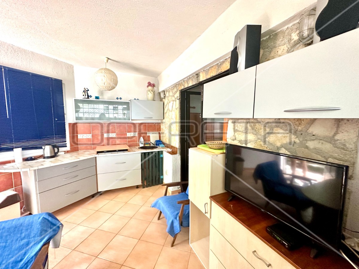 Casa con cantina e ampio cortile a Murter, 80,57 m2