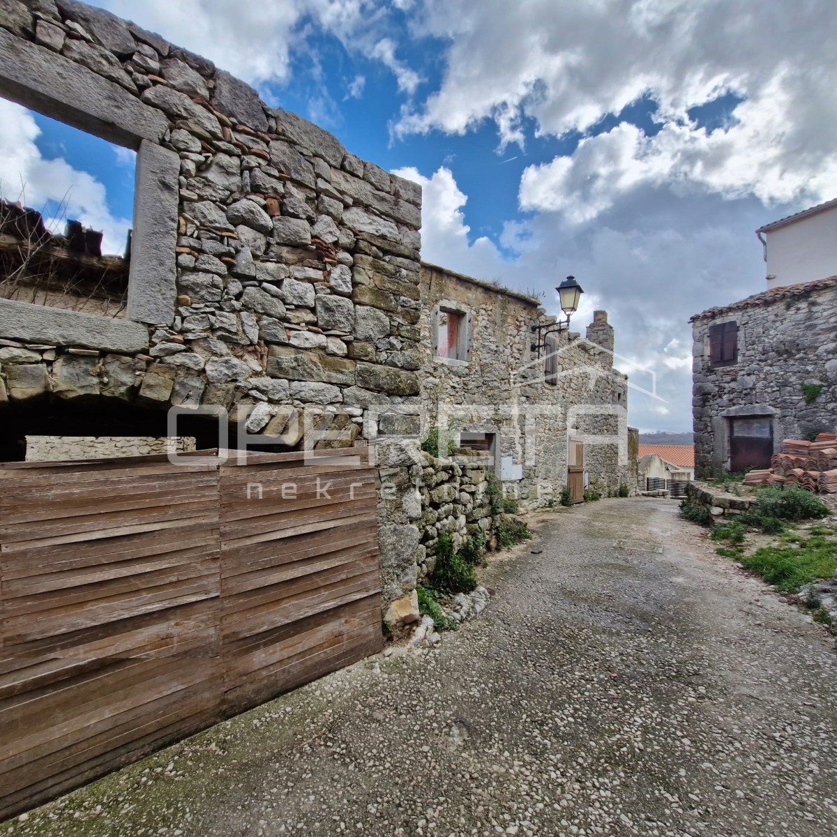 Tre case a schiera da ristrutturare in ottima posizione con vista panoramica.