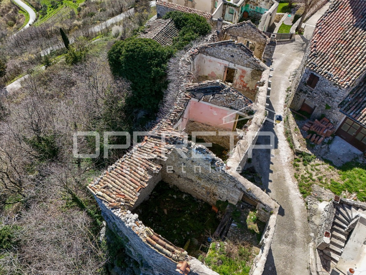 Tre case a schiera da ristrutturare in ottima posizione con vista panoramica.