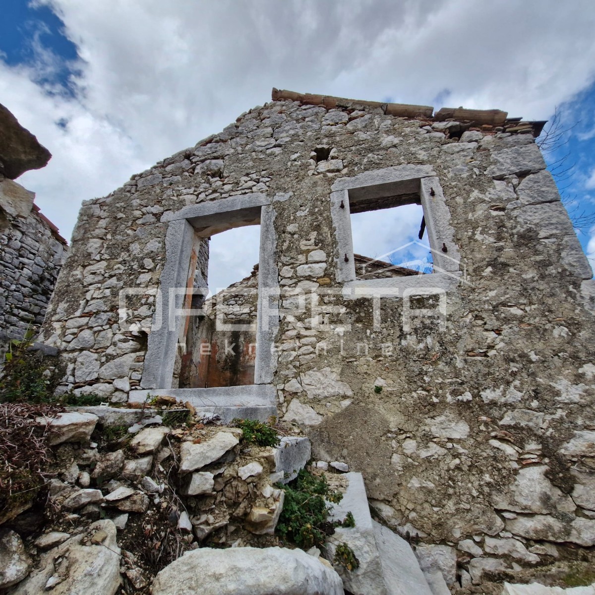 Tre case a schiera da ristrutturare in ottima posizione con vista panoramica.