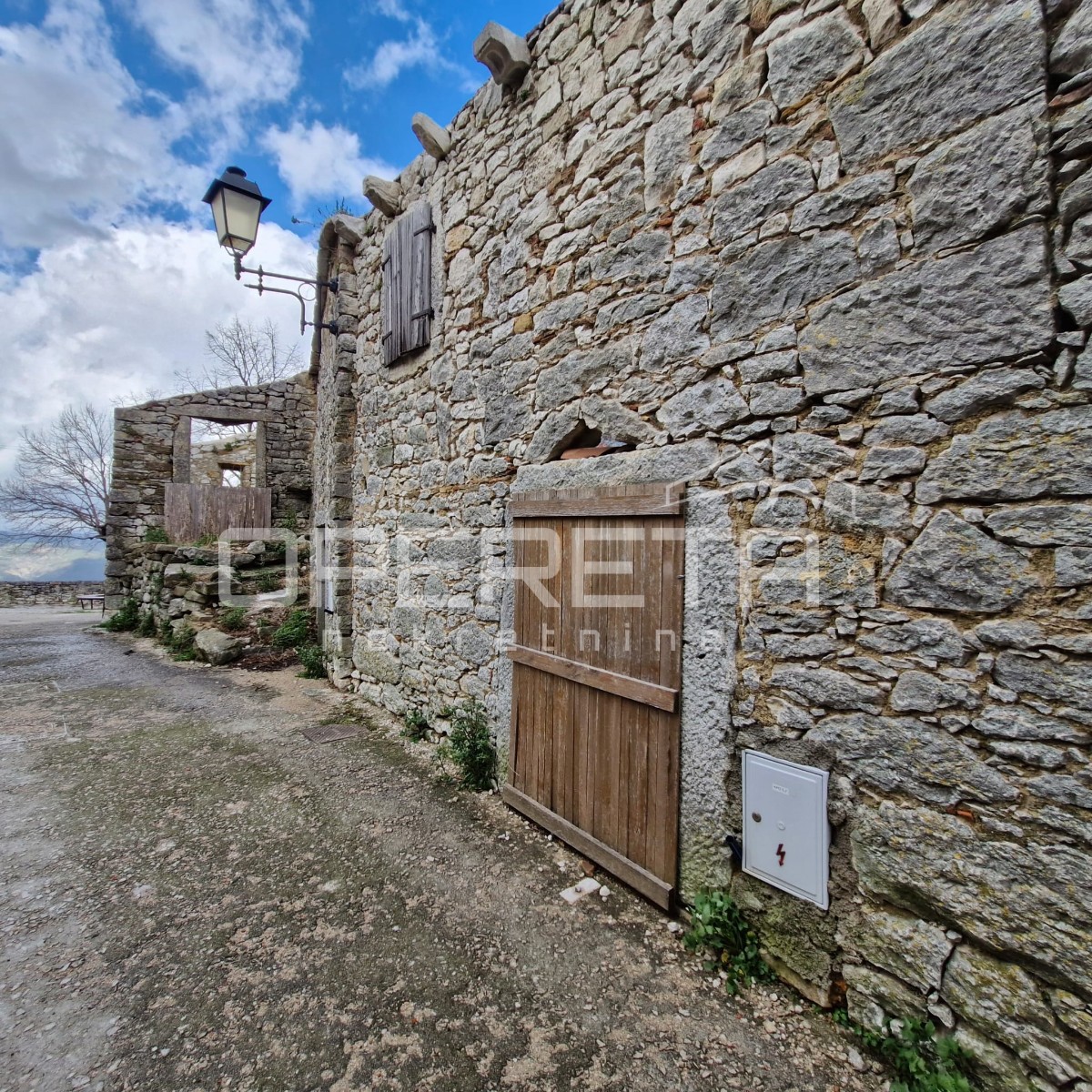 Tre case a schiera da ristrutturare in ottima posizione con vista panoramica.