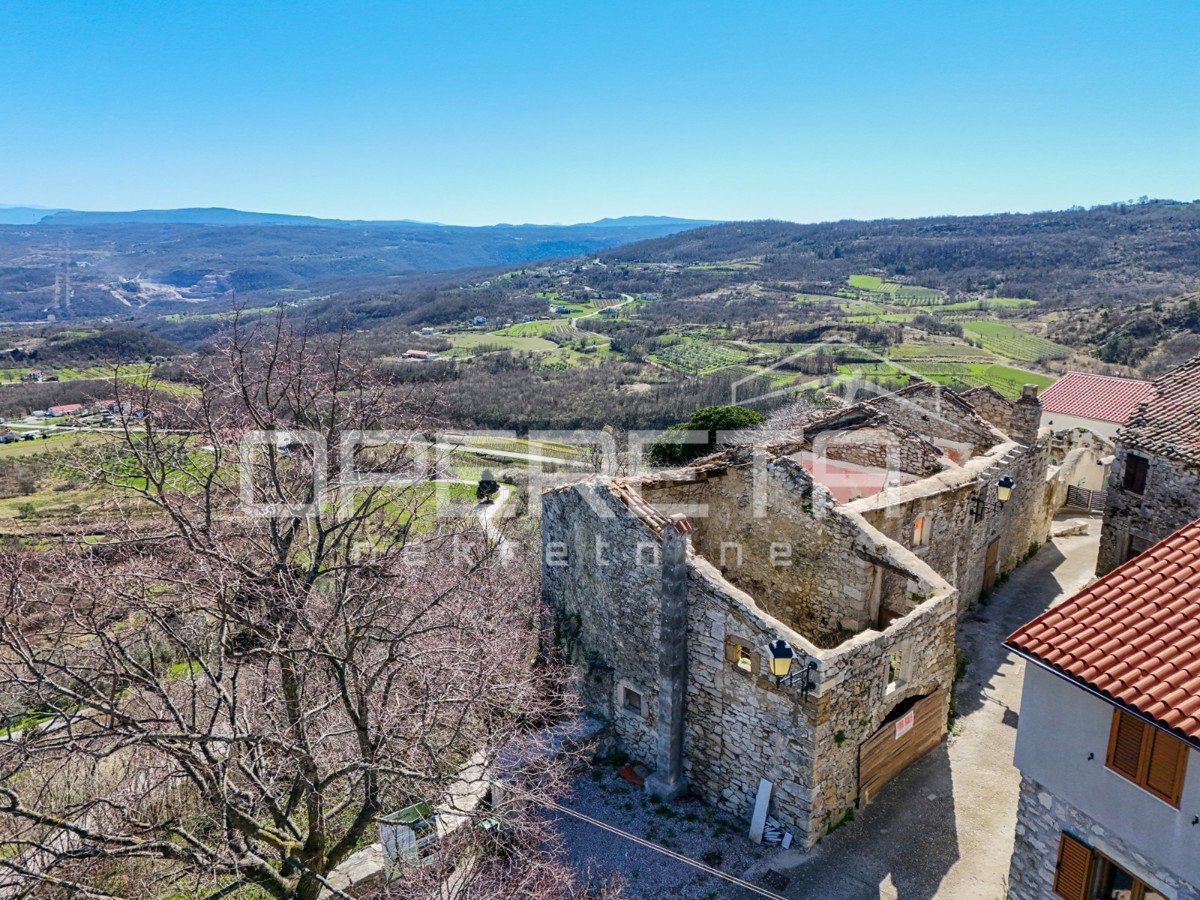 Tre case a schiera da ristrutturare in ottima posizione con vista panoramica.