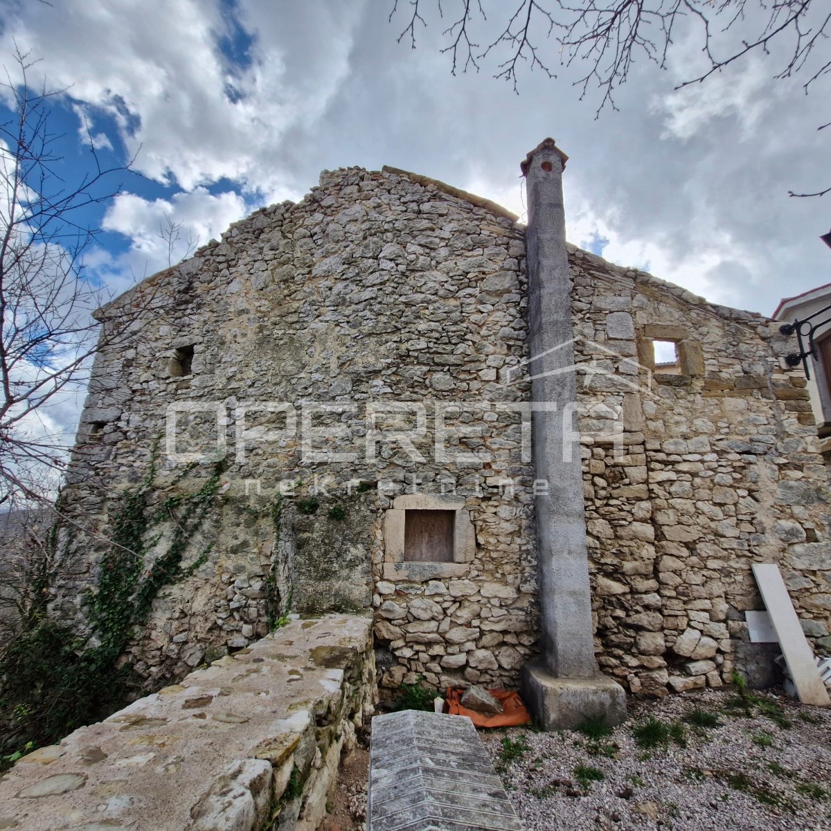 Tre case a schiera da ristrutturare in ottima posizione con vista panoramica.