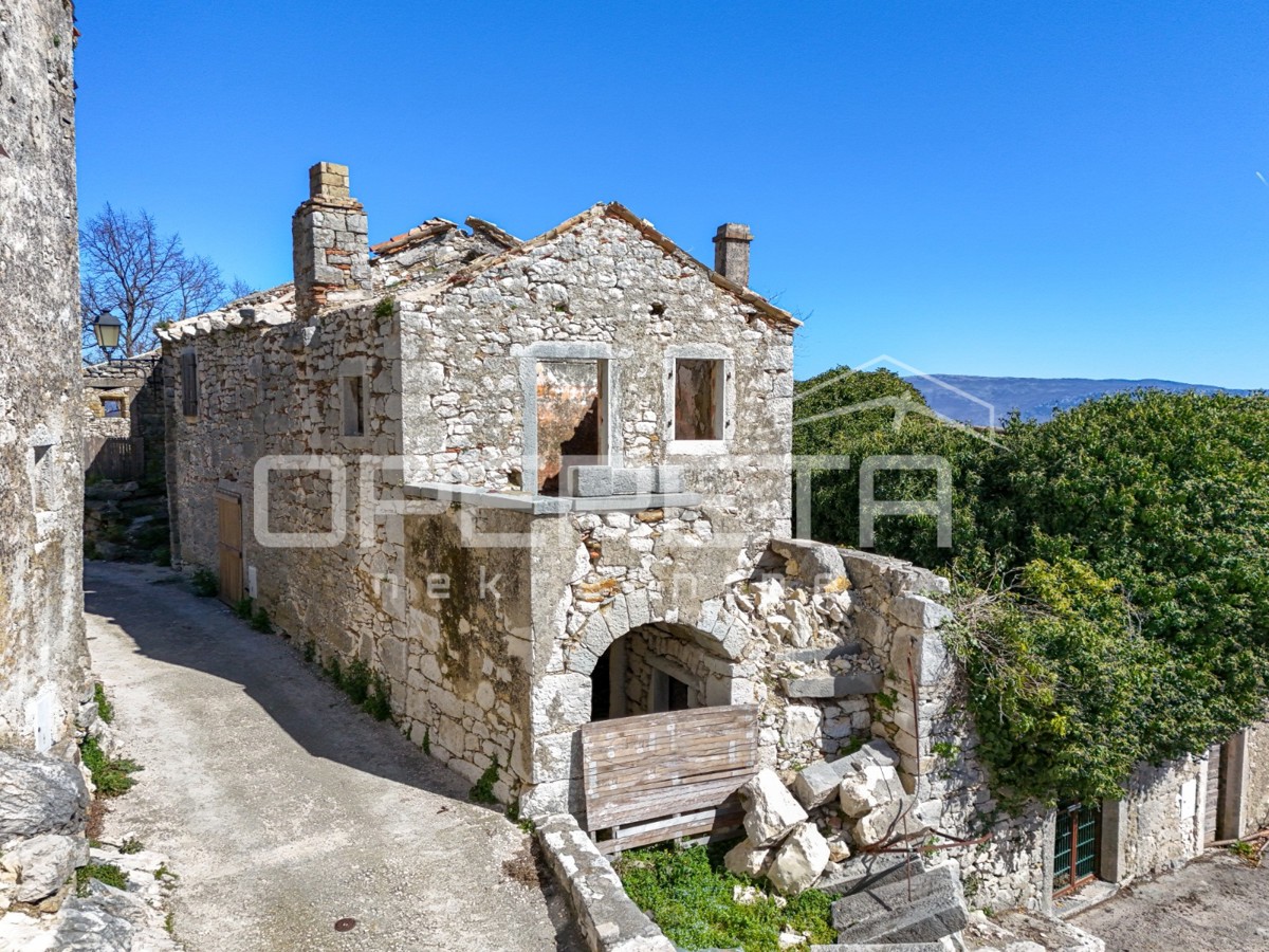 Tre case a schiera da ristrutturare in ottima posizione con vista panoramica.