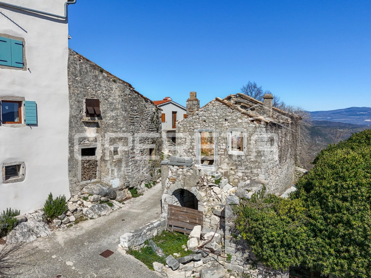 Tre case a schiera da ristrutturare in ottima posizione con vista panoramica.