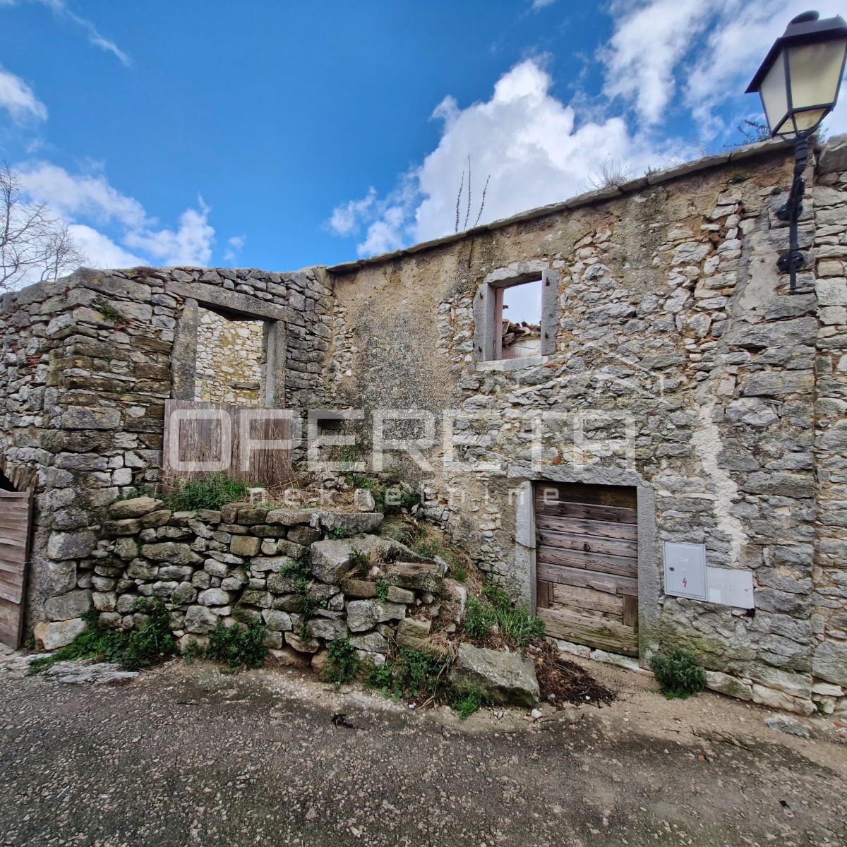 Tre case a schiera da ristrutturare in ottima posizione con vista panoramica.