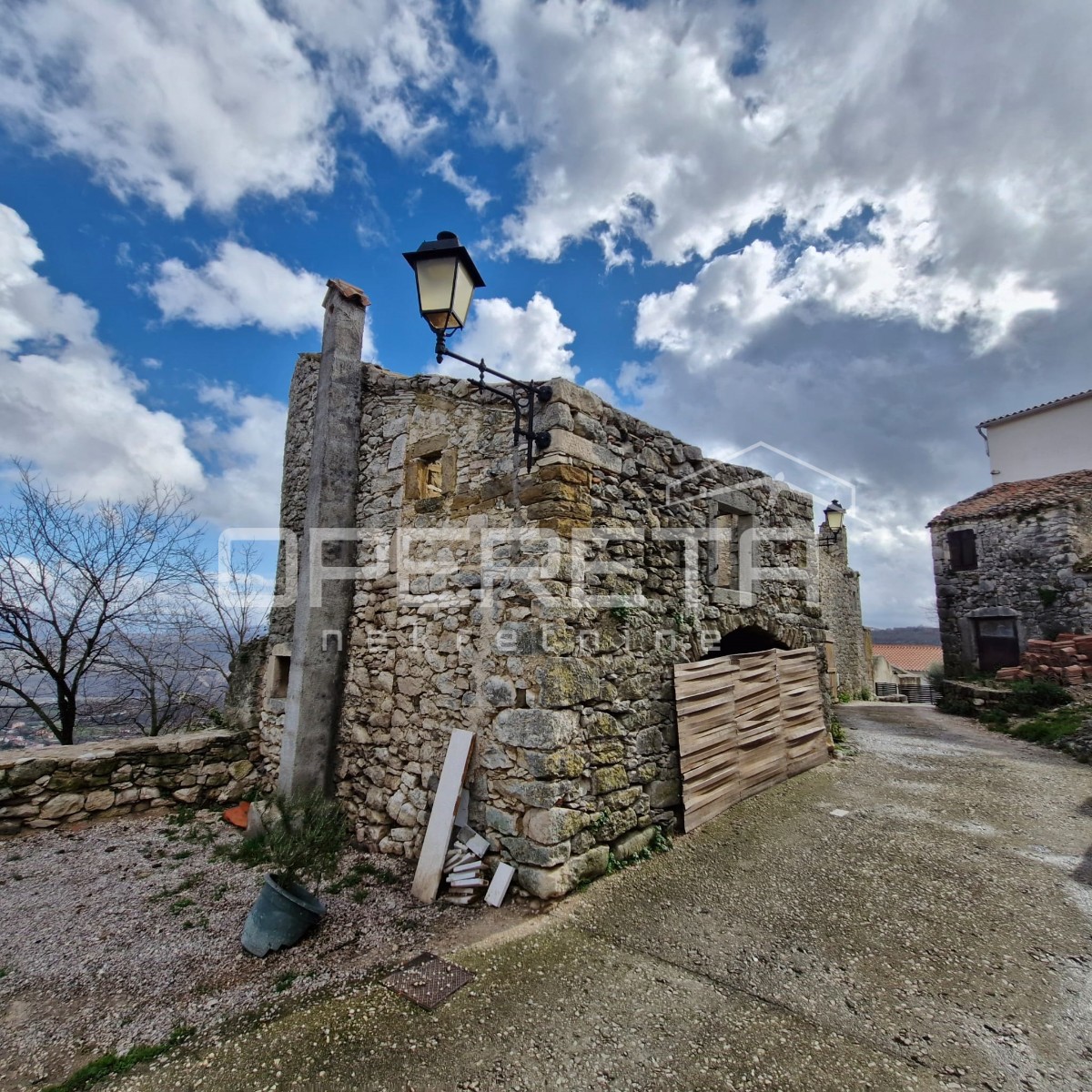 Tre case a schiera da ristrutturare in ottima posizione con vista panoramica.