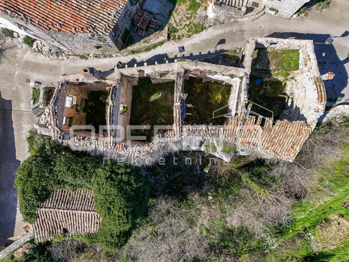 Tre case a schiera da ristrutturare in ottima posizione con vista panoramica.