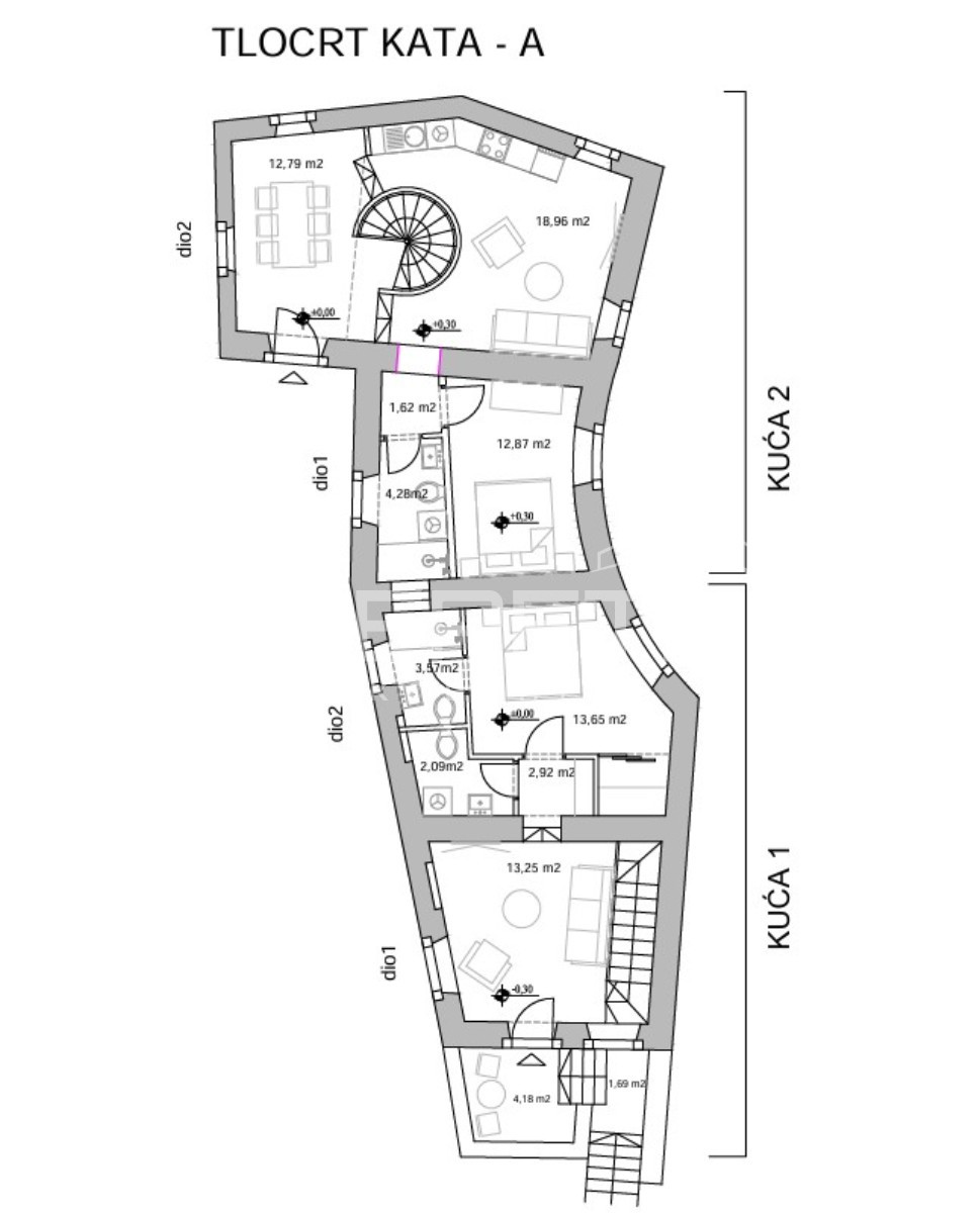 Tre case a schiera da ristrutturare in ottima posizione con vista panoramica.
