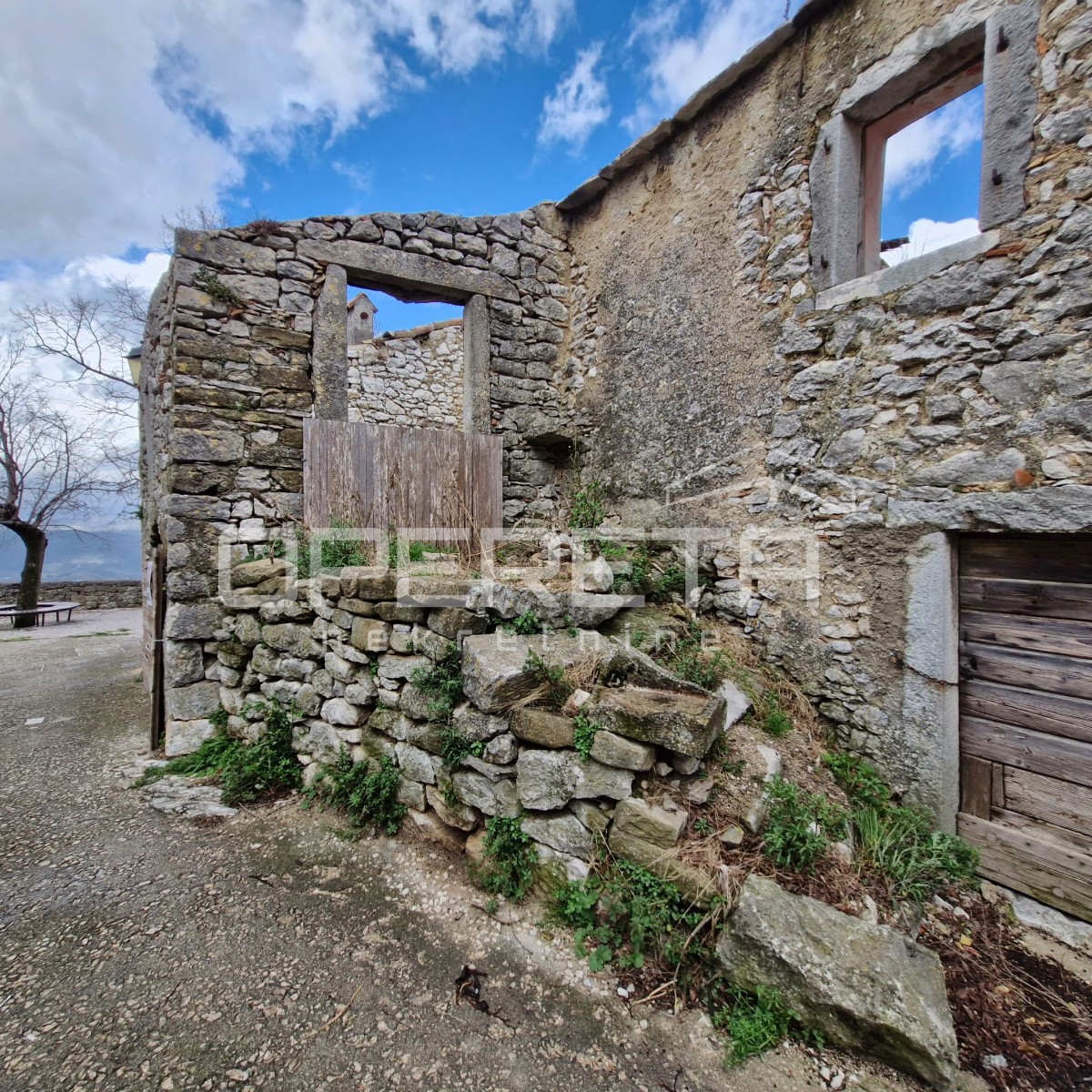 Tre case a schiera da ristrutturare in ottima posizione con vista panoramica.