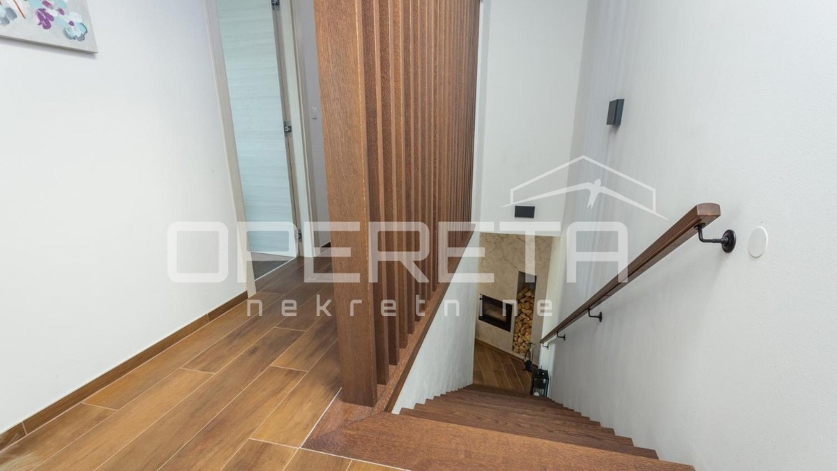 Istria, zona di Poreč – moderna casa bifamiliare con piscina