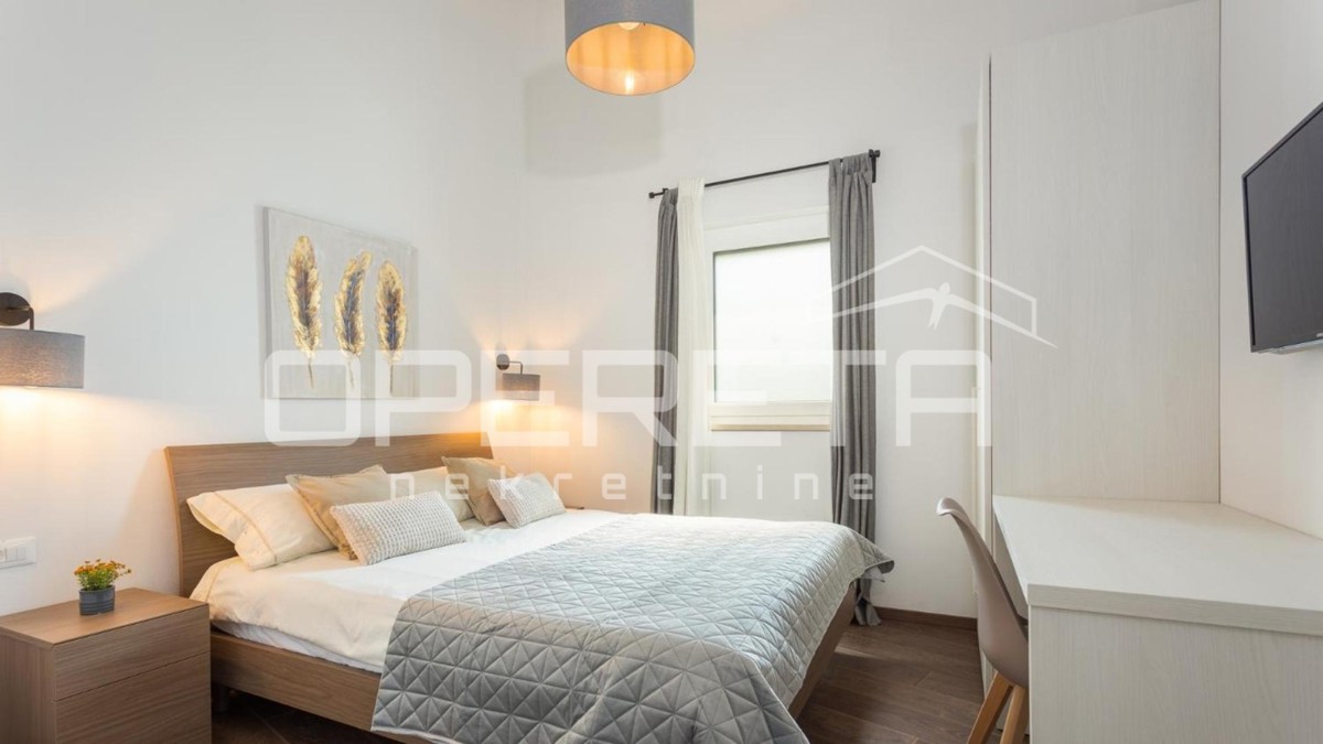 Istria, zona di Poreč – moderna casa bifamiliare con piscina