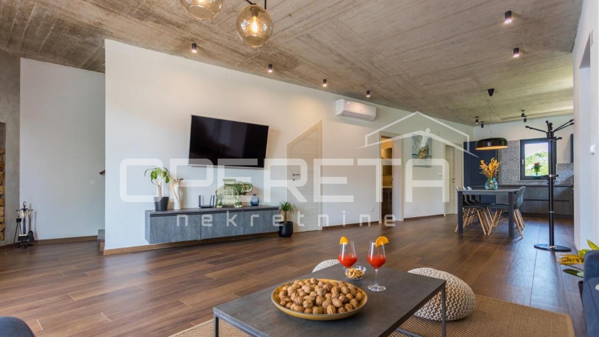 Istria, zona di Poreč – moderna casa bifamiliare con piscina