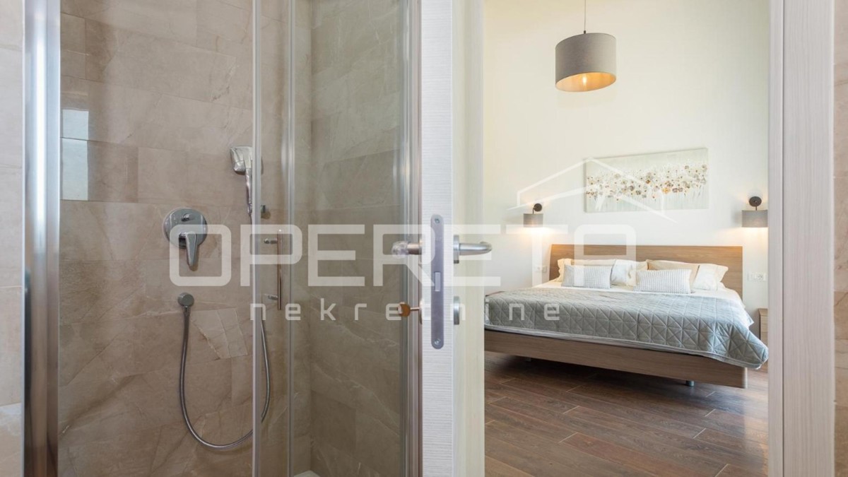 Istria, zona di Poreč – moderna casa bifamiliare con piscina