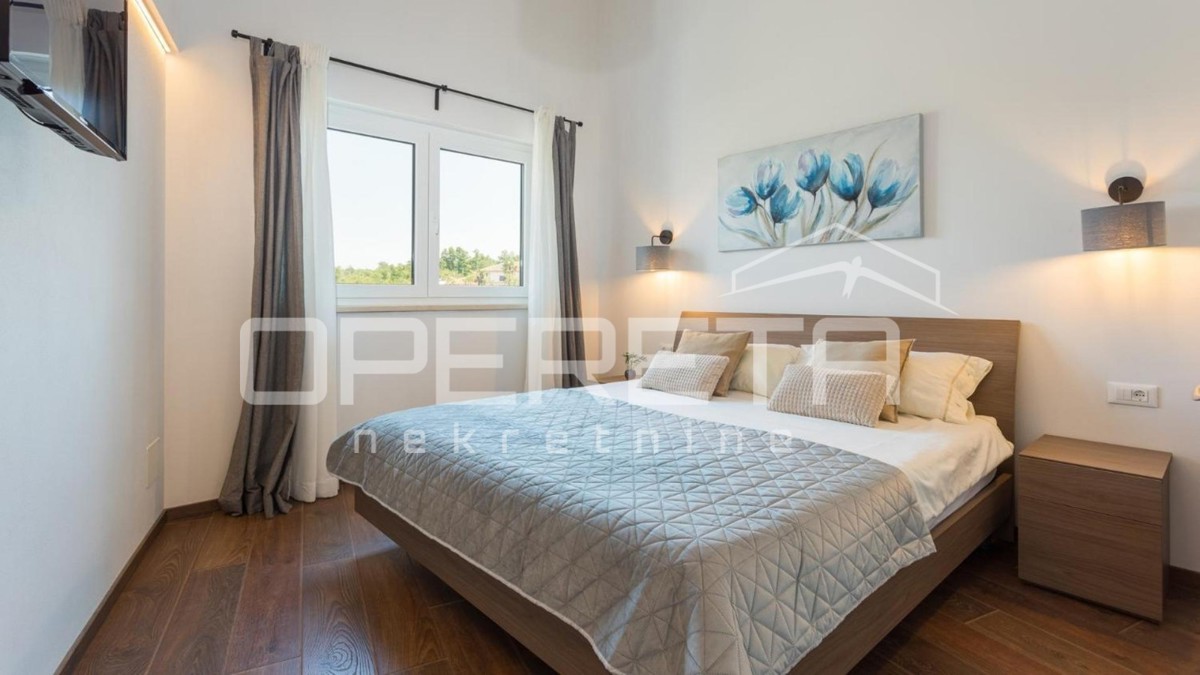 Istria, zona di Poreč – moderna casa bifamiliare con piscina