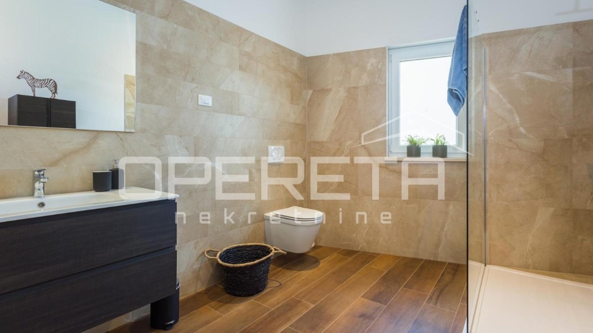 Istria, zona di Poreč – moderna casa bifamiliare con piscina