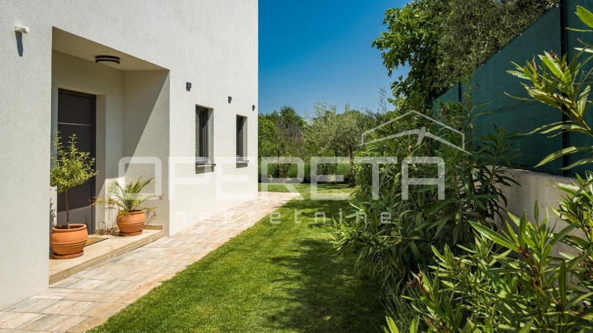 Istria, zona di Poreč – moderna casa bifamiliare con piscina