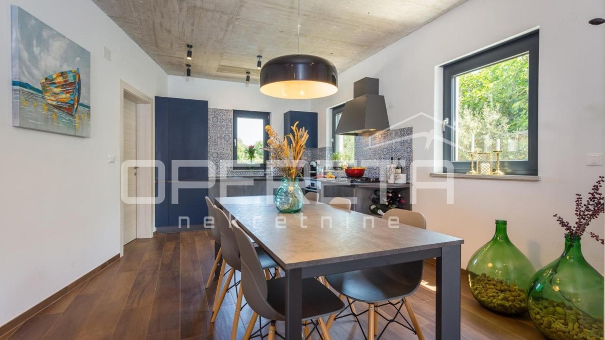 Istria, zona di Poreč – moderna casa bifamiliare con piscina