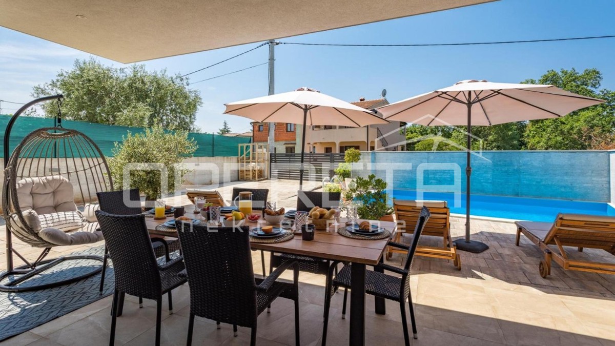 Istria, zona di Poreč – moderna casa bifamiliare con piscina