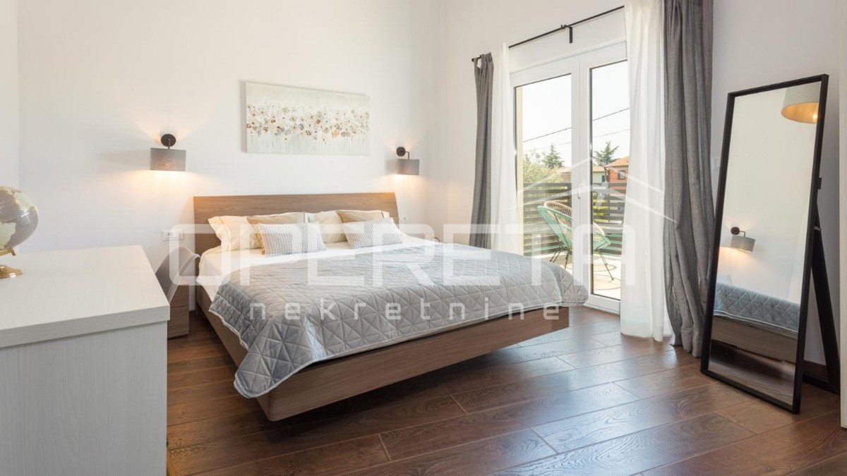 Istria, zona di Poreč – moderna casa bifamiliare con piscina