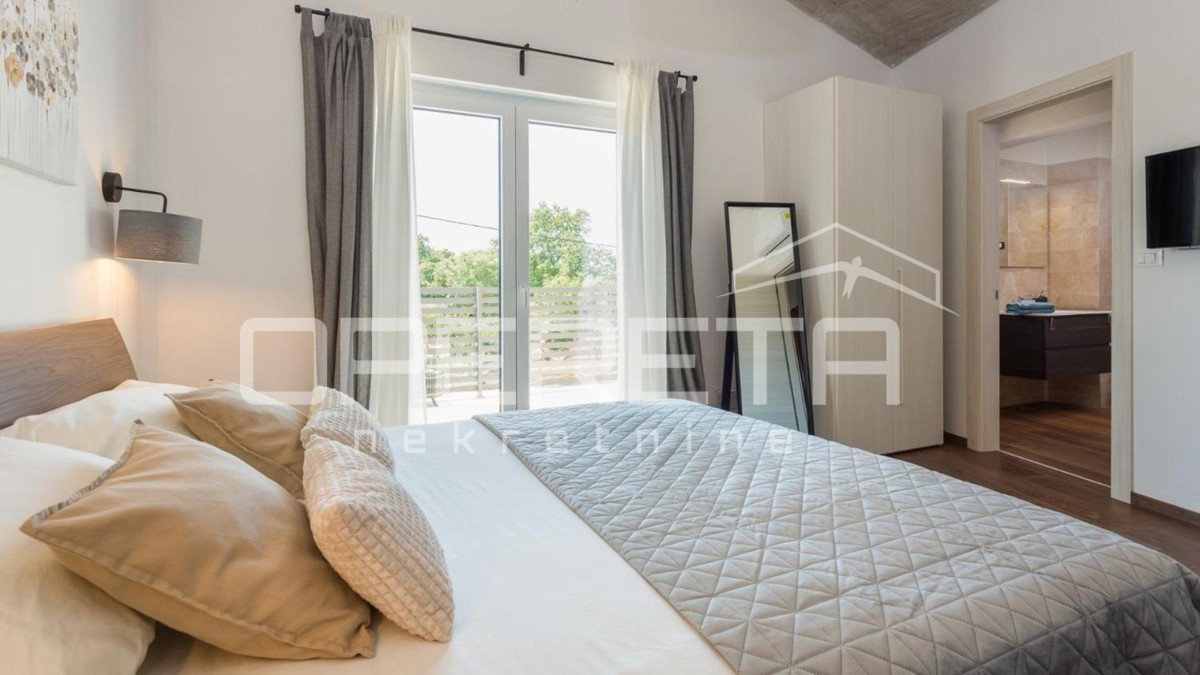 Istria, zona di Poreč – moderna casa bifamiliare con piscina