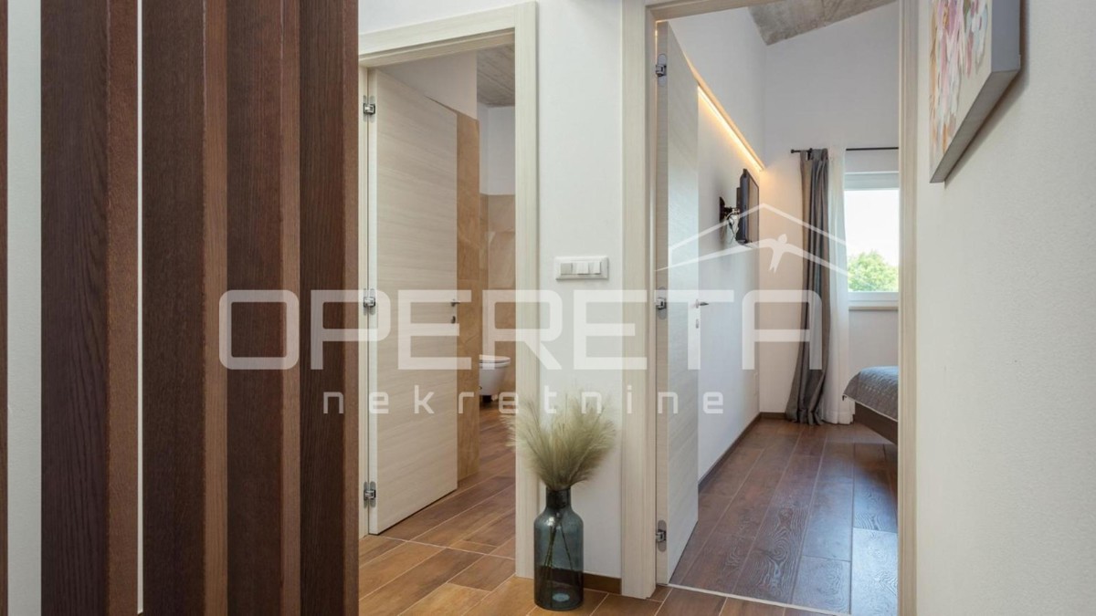 Istria, zona di Poreč – moderna casa bifamiliare con piscina