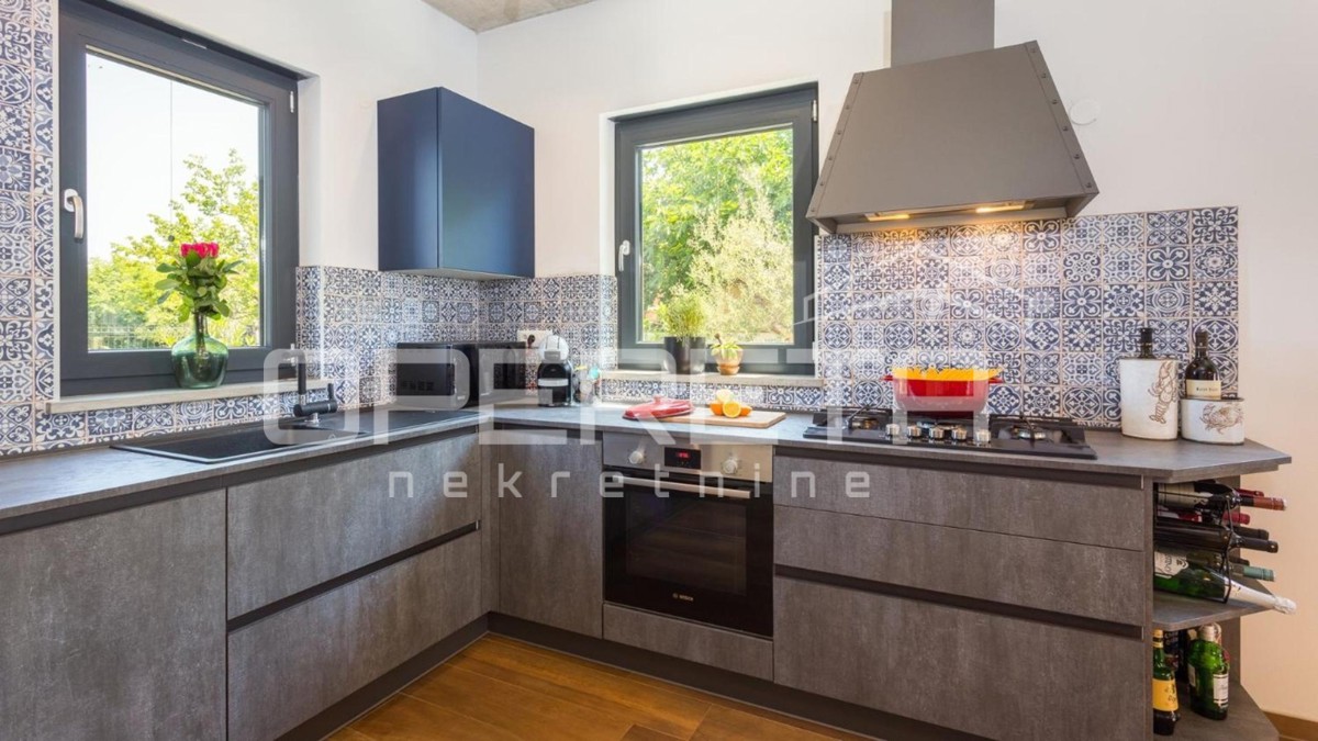 Istria, zona di Poreč – moderna casa bifamiliare con piscina