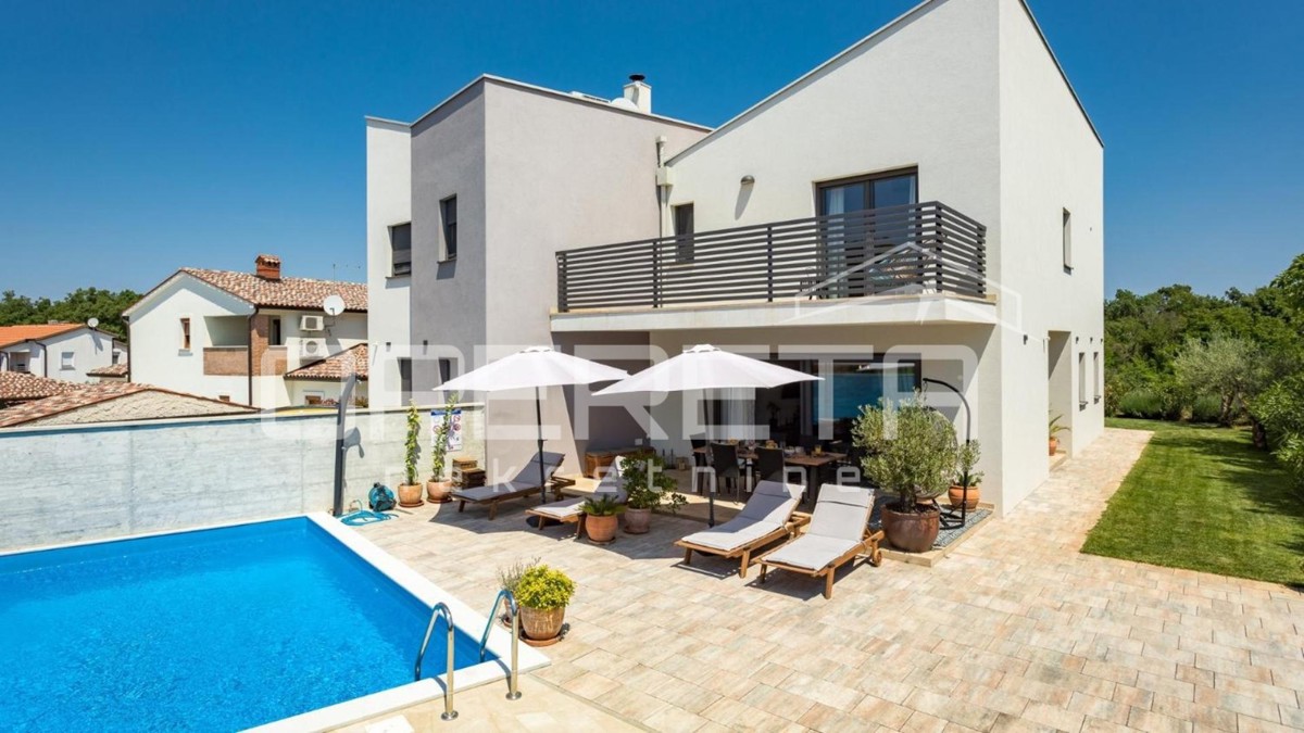 Istria, zona di Poreč – moderna casa bifamiliare con piscina