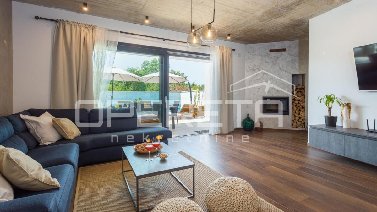 Istria, zona di Poreč – moderna casa bifamiliare con piscina