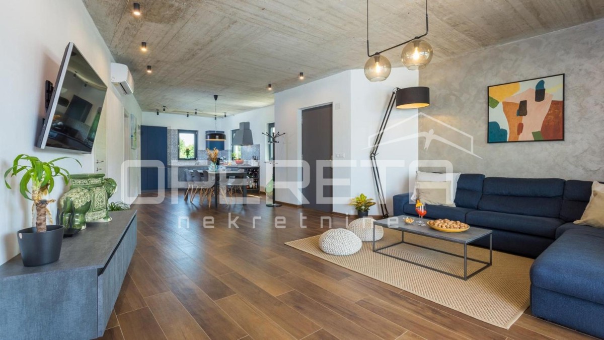 Istria, zona di Poreč – moderna casa bifamiliare con piscina