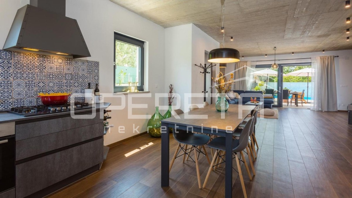 Istria, zona di Poreč – moderna casa bifamiliare con piscina