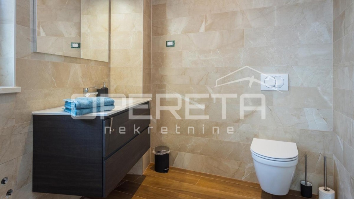 Istria, zona di Poreč – moderna casa bifamiliare con piscina