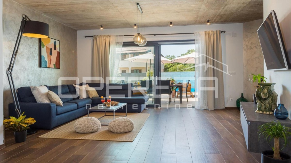 Istria, zona di Poreč – moderna casa bifamiliare con piscina