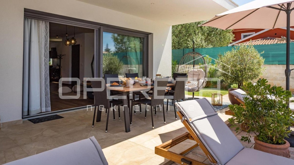 Istria, zona di Poreč – moderna casa bifamiliare con piscina