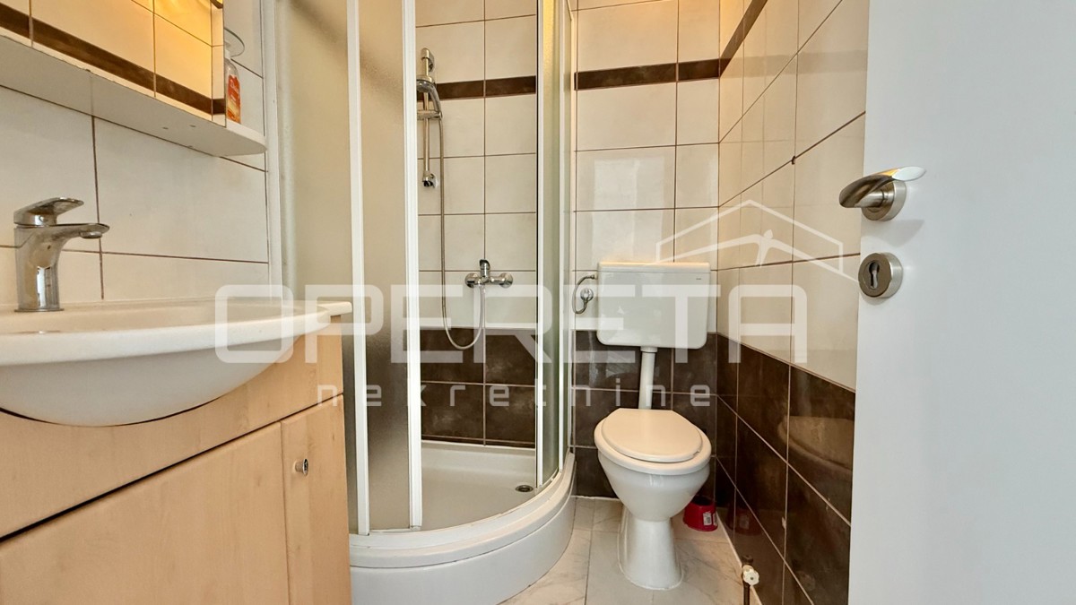 Novalja – Casa bifamiliare con 2 appartamenti trilocali e giardino