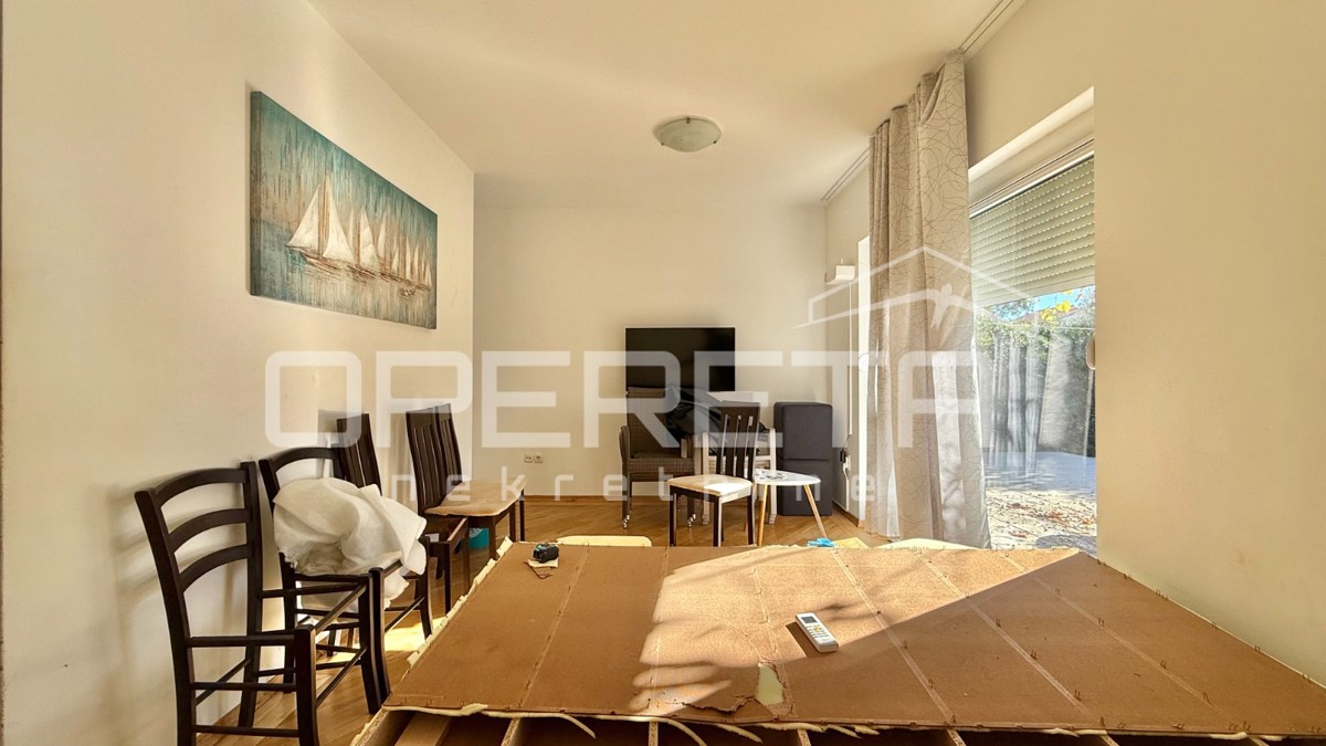 Novalja – Casa bifamiliare con 2 appartamenti trilocali e giardino