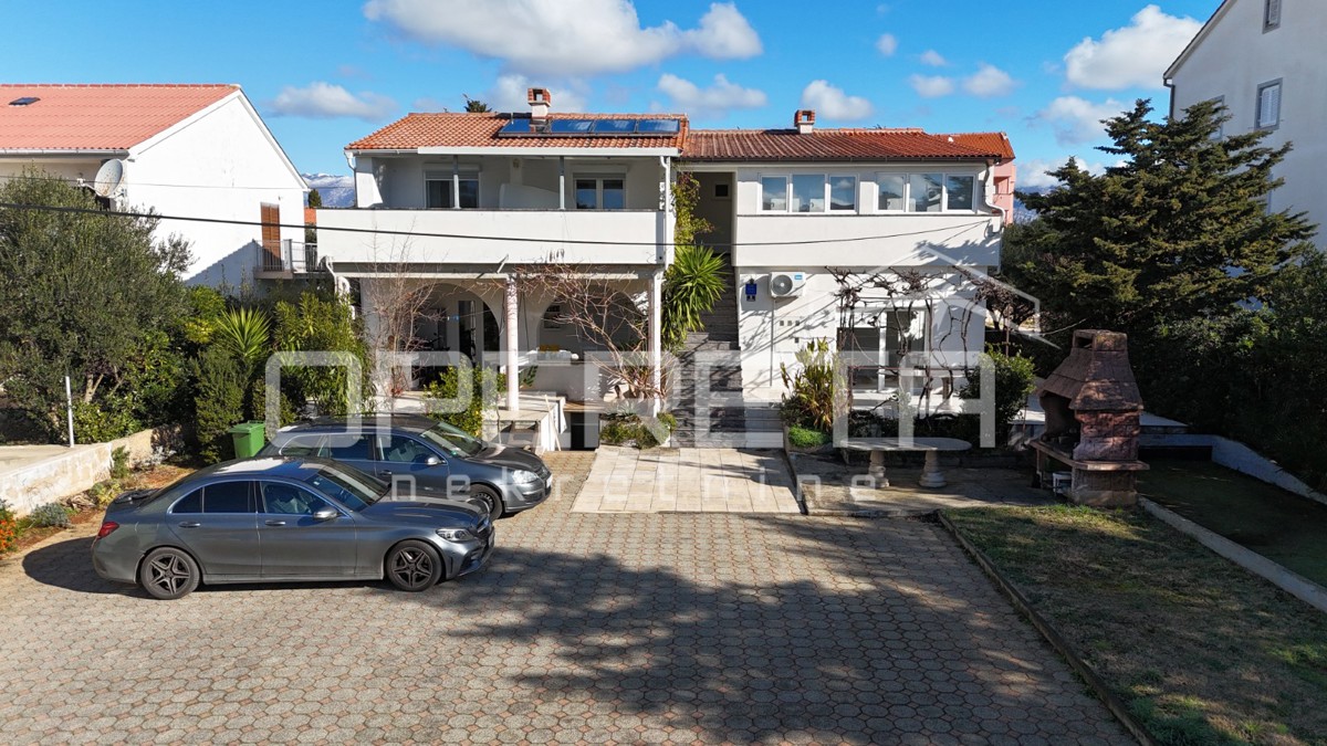 Novalja – Casa bifamiliare con 2 appartamenti trilocali e giardino