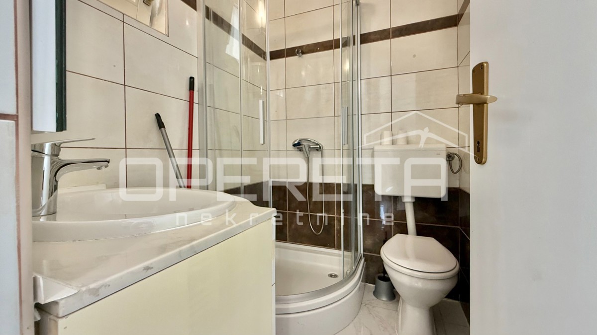 Novalja – Casa bifamiliare con 2 appartamenti trilocali e giardino