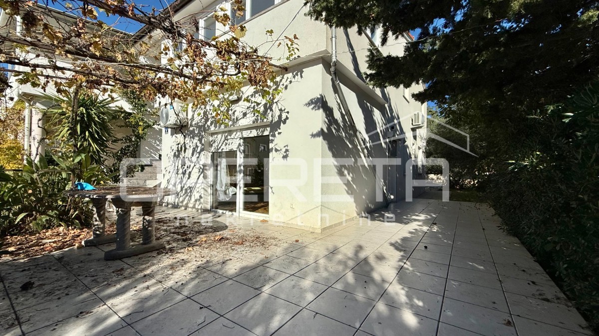 Novalja – Casa bifamiliare con 2 appartamenti trilocali e giardino