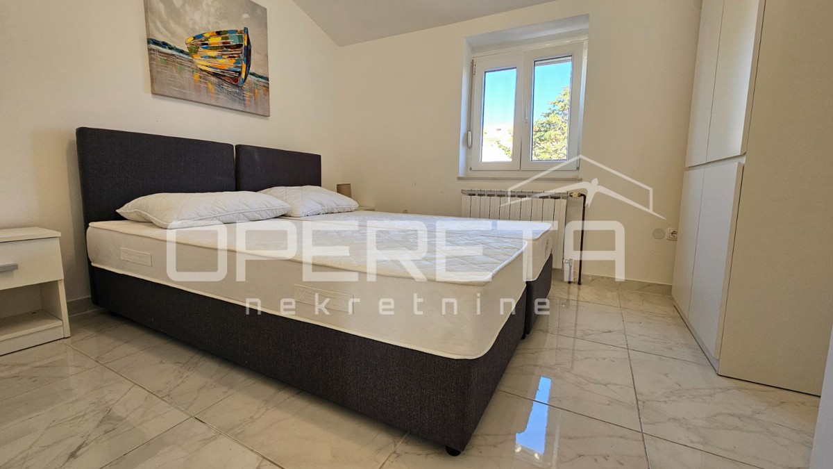 Novalja – Casa bifamiliare con 2 appartamenti trilocali e giardino