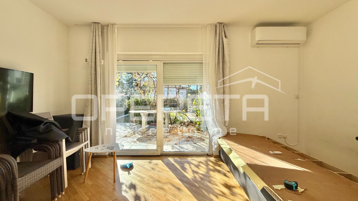 Novalja – Casa bifamiliare con 2 appartamenti trilocali e giardino