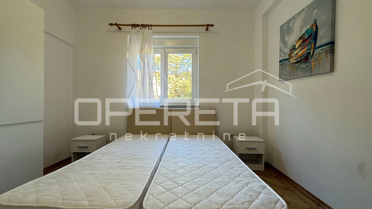 Novalja – Casa bifamiliare con 2 appartamenti trilocali e giardino