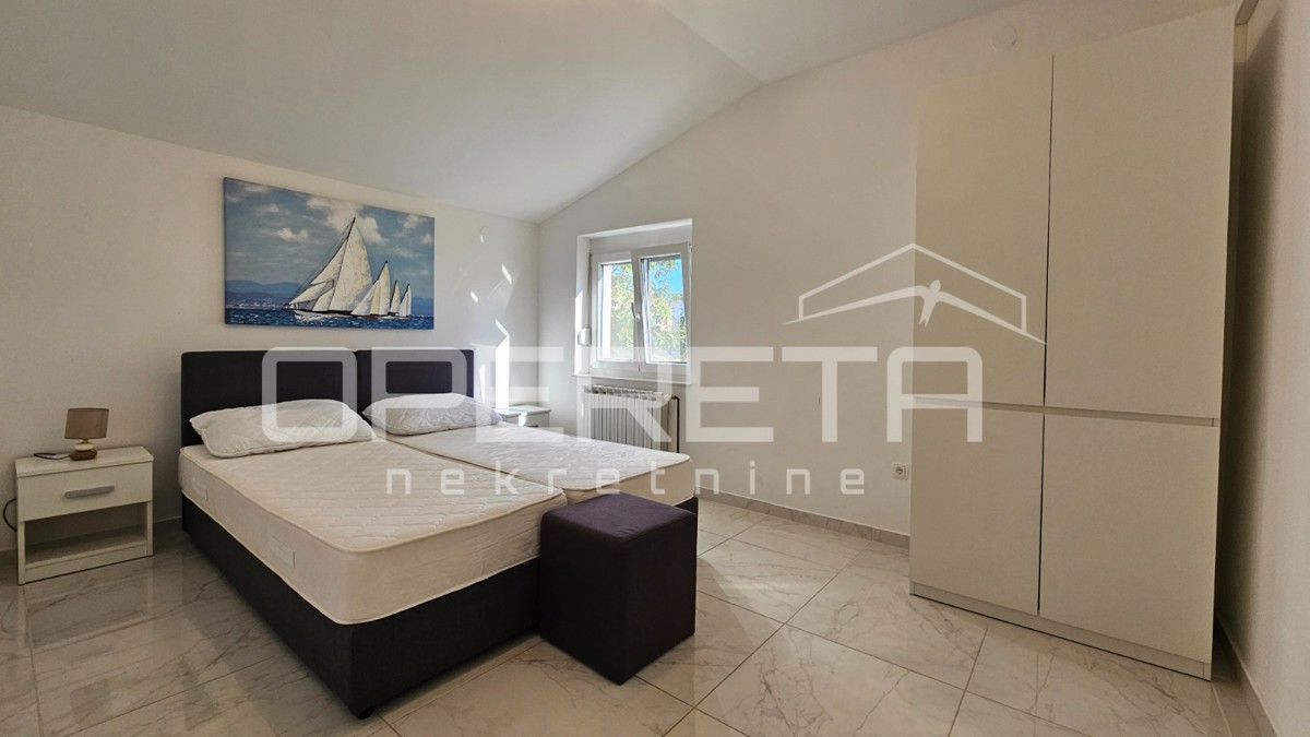 Novalja – Casa bifamiliare con 2 appartamenti trilocali e giardino