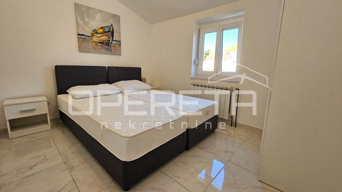 Novalja – Casa bifamiliare con 2 appartamenti trilocali e giardino