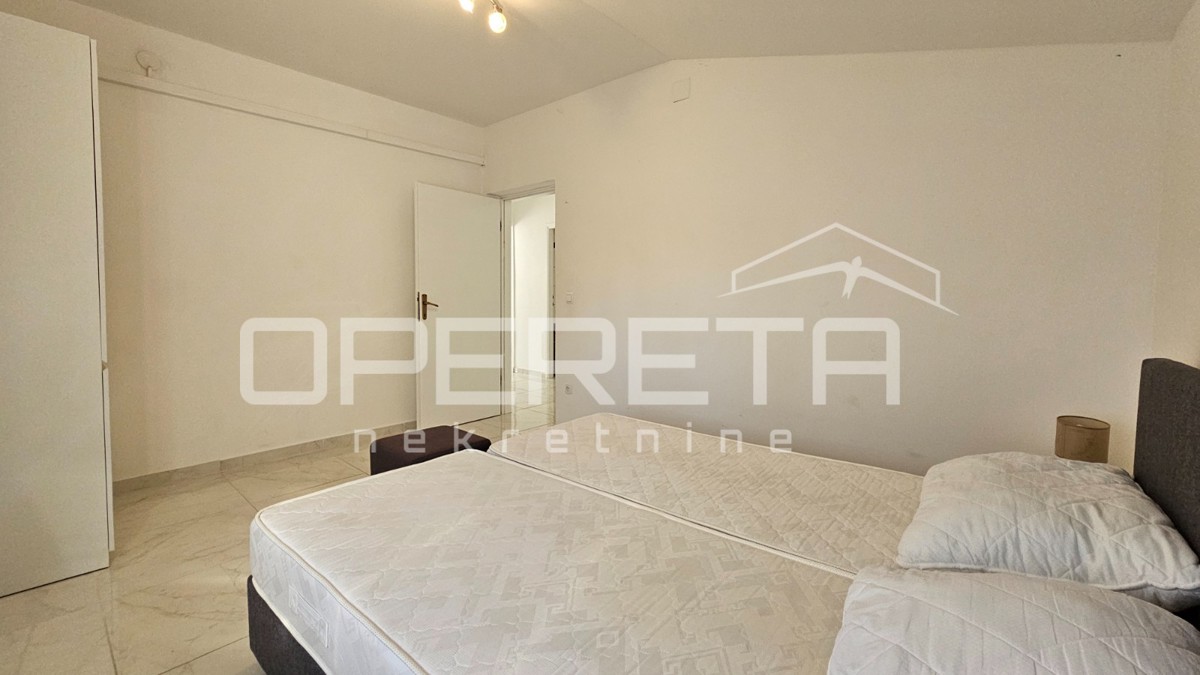 Novalja – Casa bifamiliare con 2 appartamenti trilocali e giardino