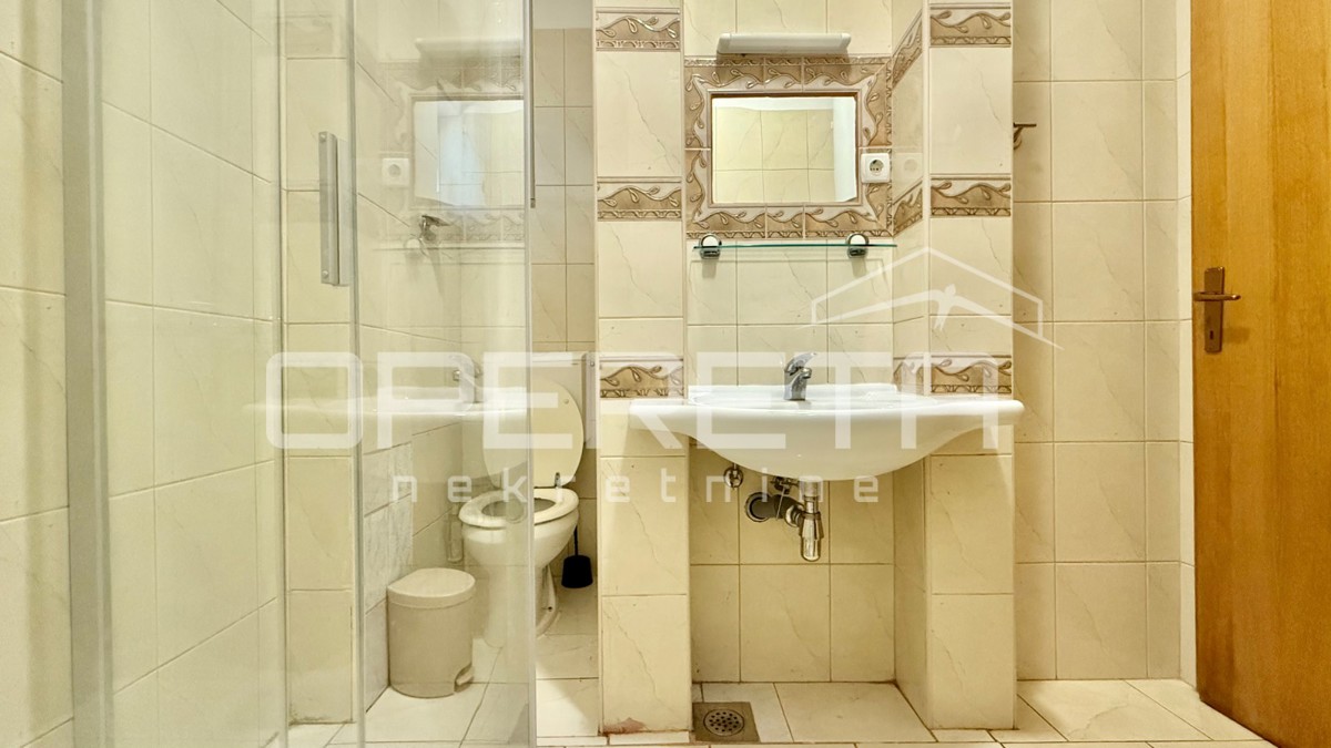 Novalja – Casa bifamiliare con 2 appartamenti trilocali e giardino