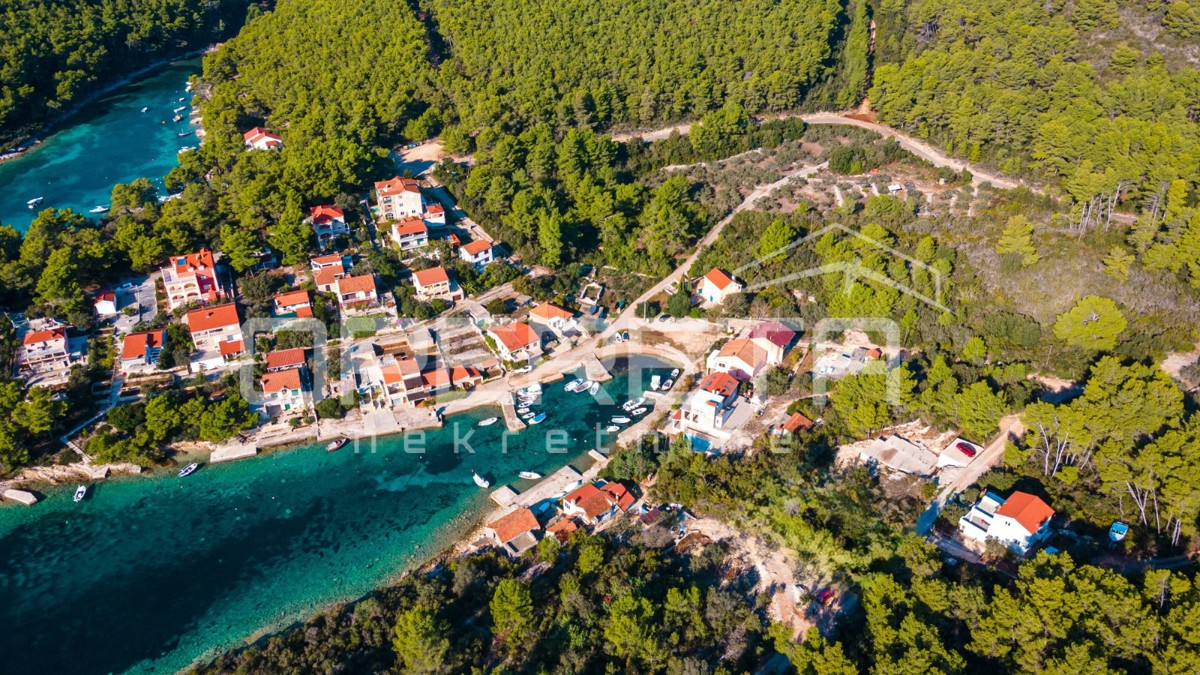 Opportunità di investimento: terreno di 680 m2 nella tranquilla baia Tri Porte